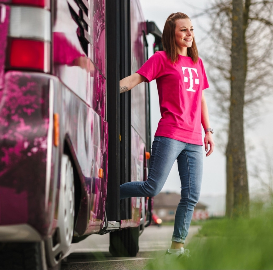 Das Infomobil in einem Stadtzentrum, fotografiert von oben