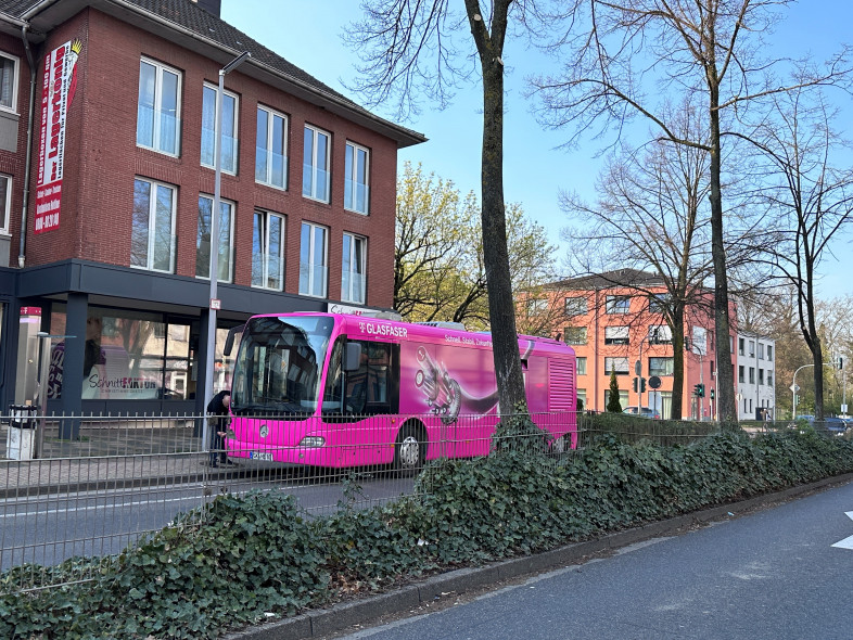 Freundliche Mitarbeiterin an Infomobil