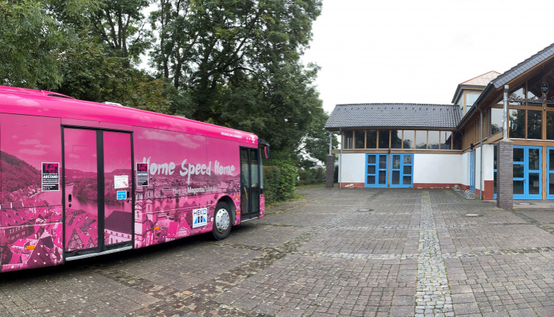 Freundliche Mitarbeiterin an Infomobil