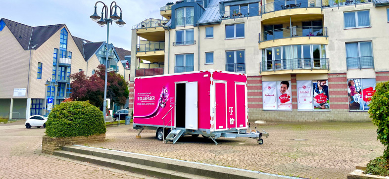 Freundliche Mitarbeiterin an Infomobil
