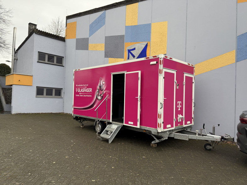 Freundliche Mitarbeiterin an Infomobil